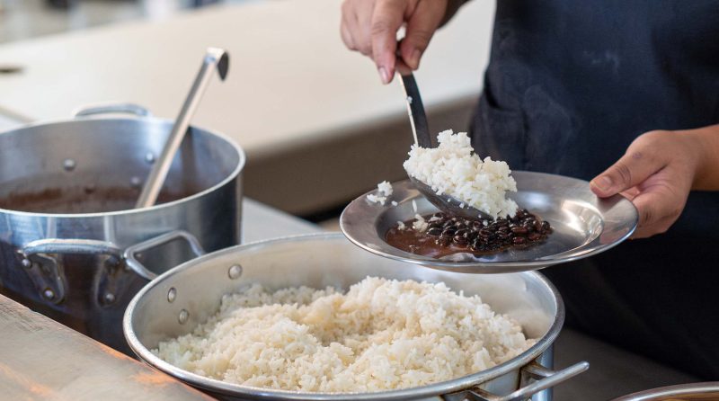 Arroz e feijão: o prato tradicional que está mais acessível ao bolso do brasileiro