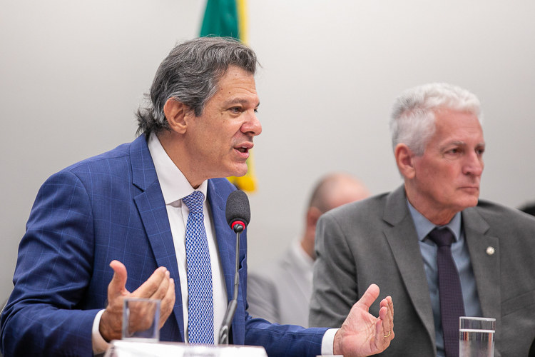 “Economia está no rumo certo, mas o ‘andar de cima’ precisa contribuir mais”, diz Haddad