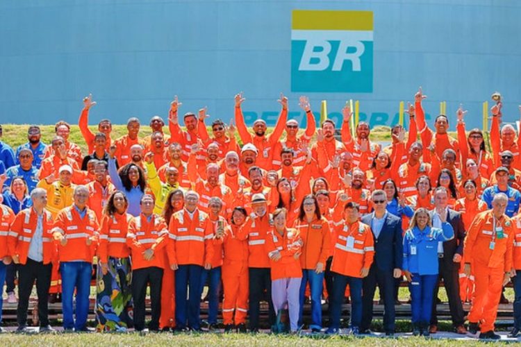 Faz o L: Petrobras anuncia redução de 5,6% no preço do litro da gasolina nas refinarias