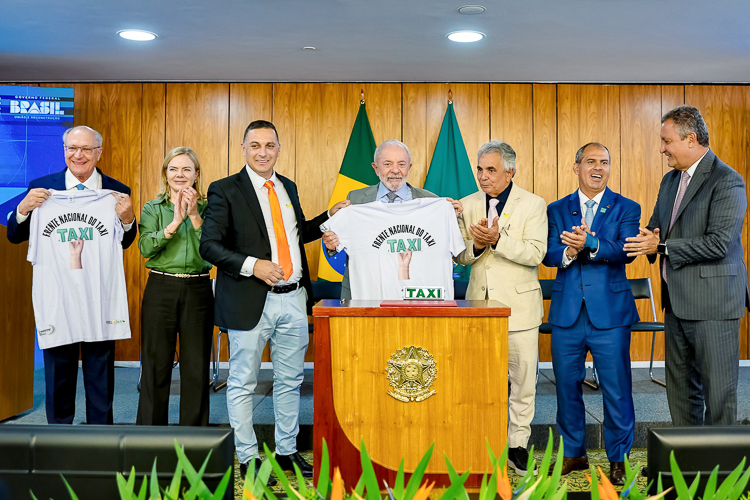 Governo Lula isenta taxistas da taxa de verificação de taxímetros