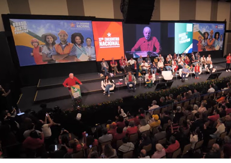 Lula encerra 17º Encontro do PT celebrando importância história do partido para justiça social