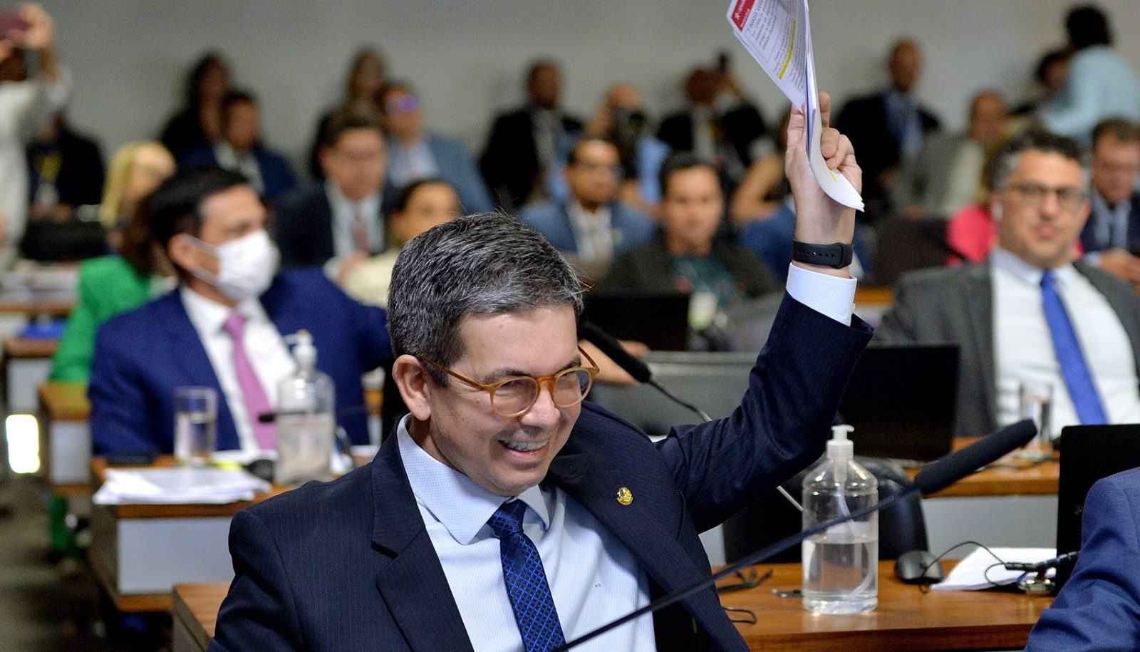 Randolfe comprova que base bolsonarista mente sobre culpados de fraudes no INSS