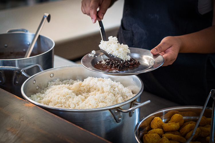 Comida mais barata na mesa: preço da cesta básica cai em 15 capitais
