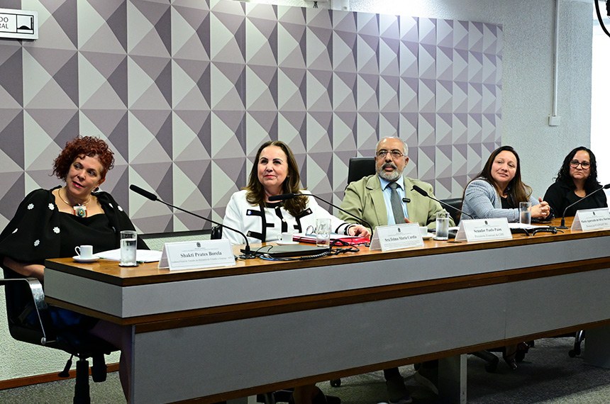 Mulheres frentistas enfrentam riscos e violação de direitos, dizem debatedores