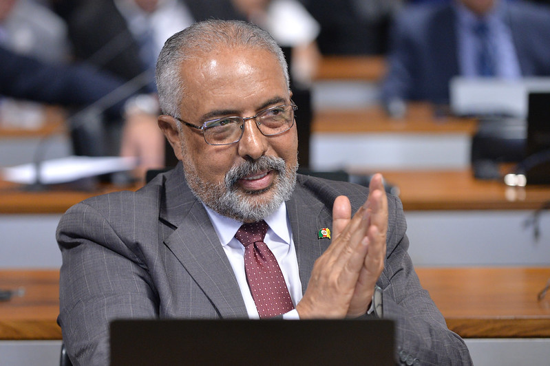 Senado aprova relatório de Paim que assegura passagens rodoviárias gratuitas a idosos de baixa renda