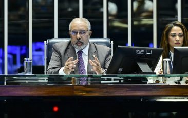 Paim preside sessão de debates sobre a precarização das relações de trabalho