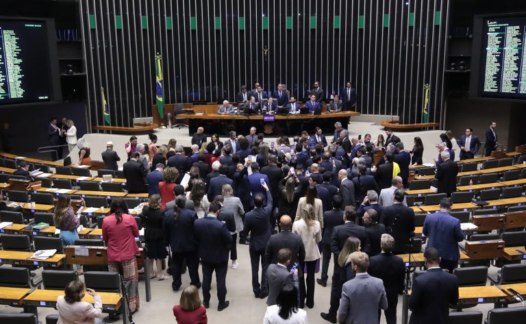 Senadores repudiam aprovação de urgência para votar anistia na Câmara dos Deputados