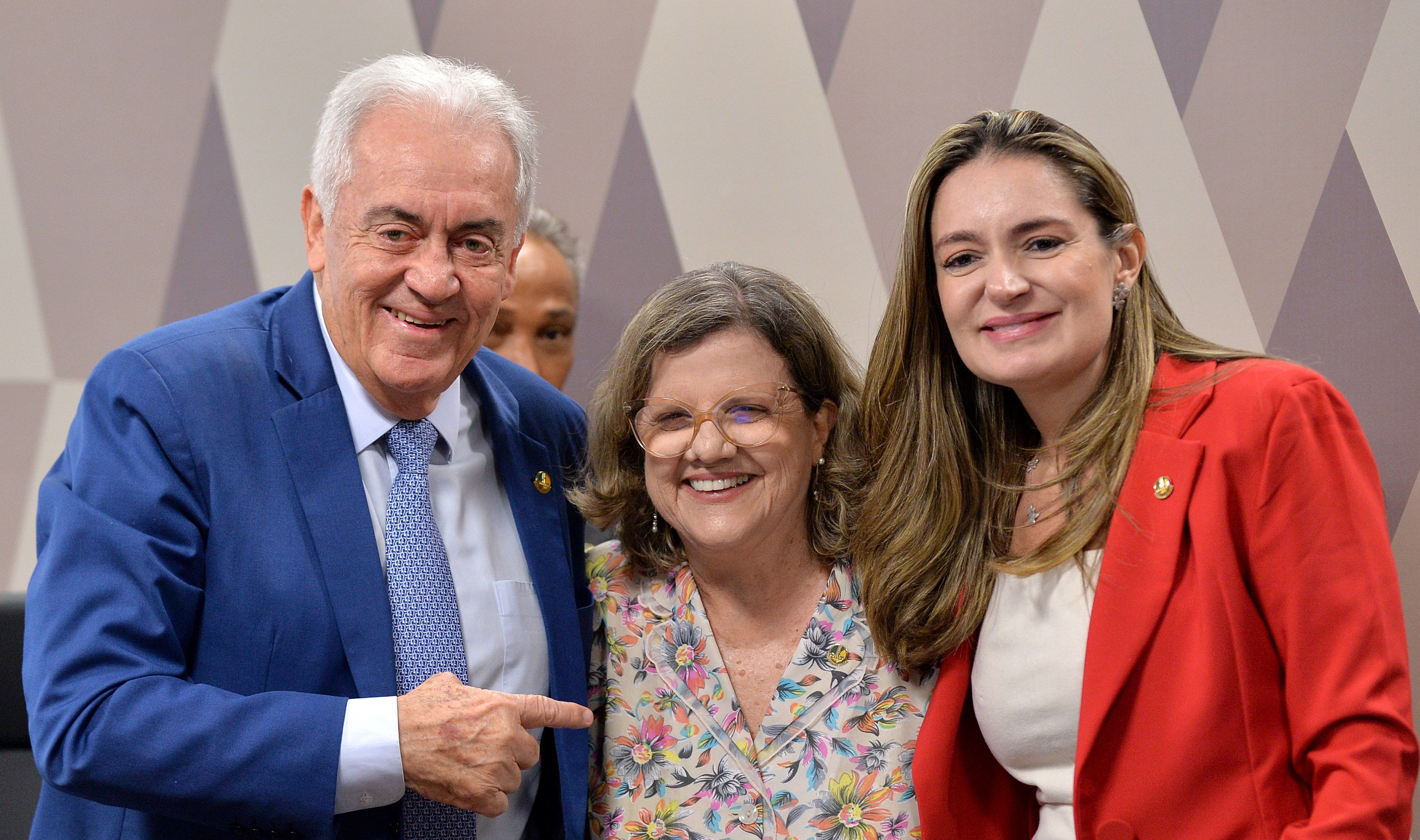 Com voto do PT, comissão do Senado sepulta a PEC da Blindagem