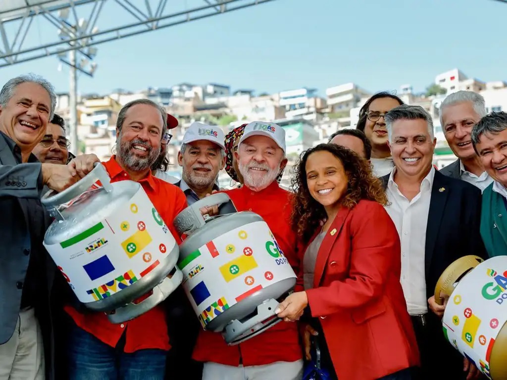 Gás do Povo vai beneficiar mais de 15,5 milhões de famílias, comemoram senadores