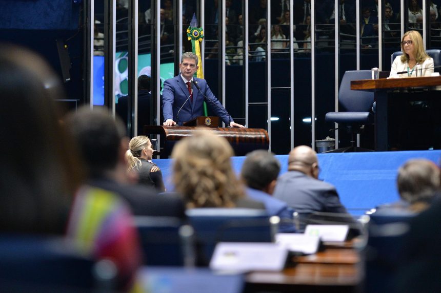 Senador Rogério defende papel público do Conselho Federal de Medicina em sessão que celebrou 80 anos da entidade