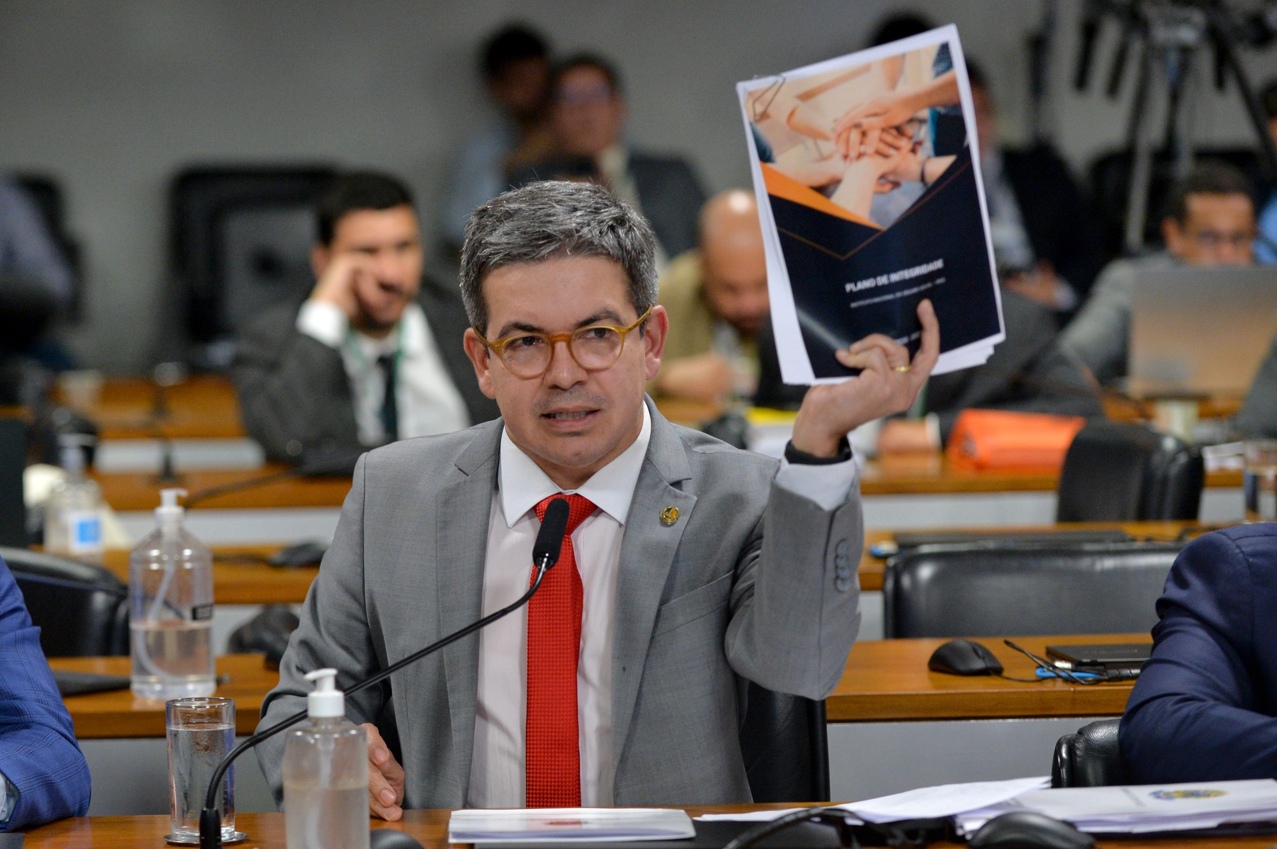 Randolfe: governo Bolsonaro nomeou figuras-chave nas fraudes do INSS