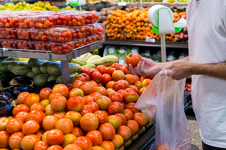 Com quedas no preço de alimentos e energia, país tem deflação de 0,11% em agosto