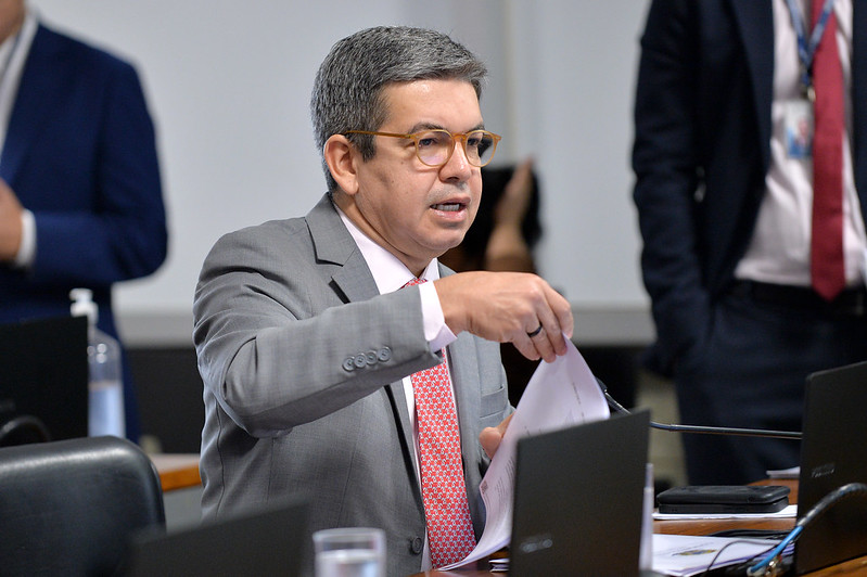 CCJ conclui votação de texto de Randolfe que beneficia taxistas