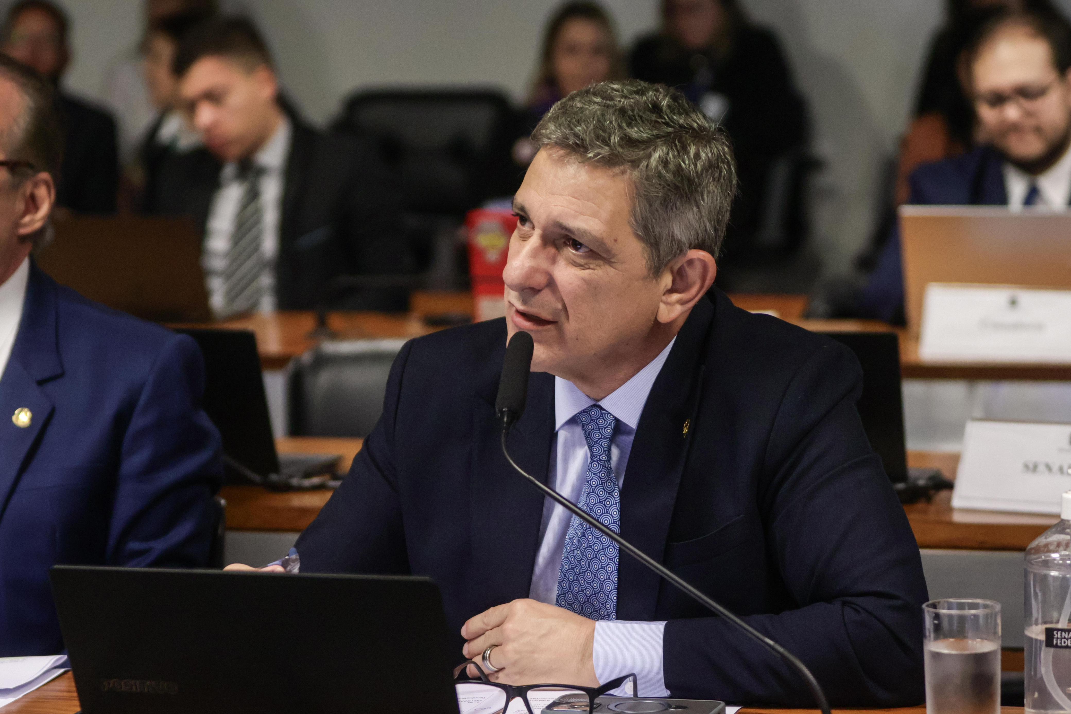 Rogério apresenta projetos que fortalecem direitos trabalhistas e modernizam relações de trabalho