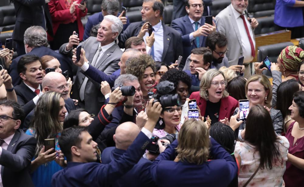 Senadores do PT celebram avanço da proposta de isenção do IR