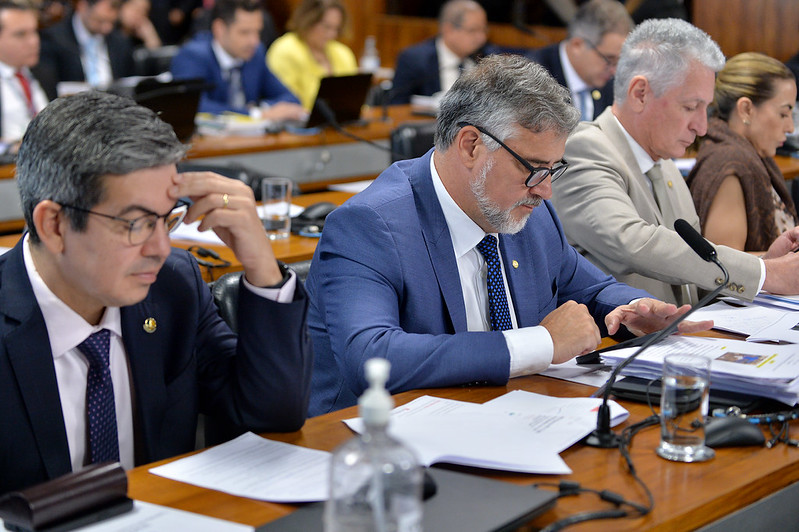 Fatos coletados na CPMI justificam convocação de Bolsonaro e Guedes