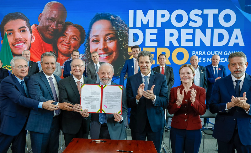 Agora é lei: Lula sanciona isenção do IR para quem ganha até R$ 5 mil