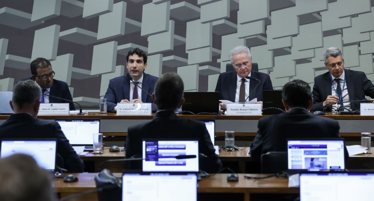 Autoridades esclarecem sobre acordo com ex-presidente do BC e contas ônibus