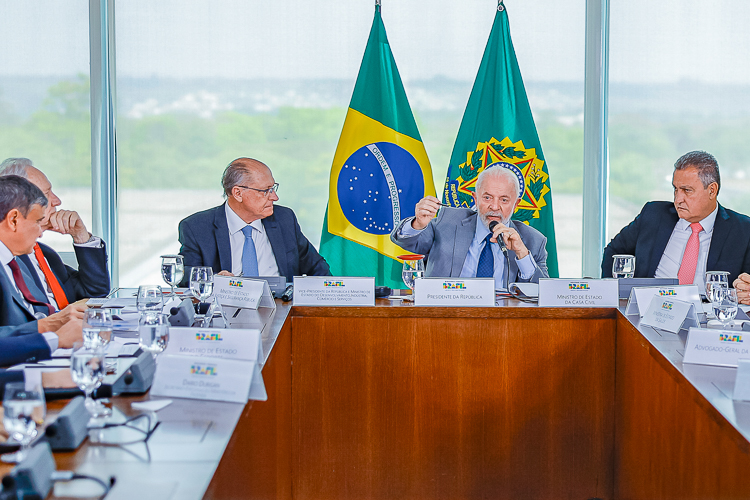 Lula trata com ministros projetos prioritários de segurança pública