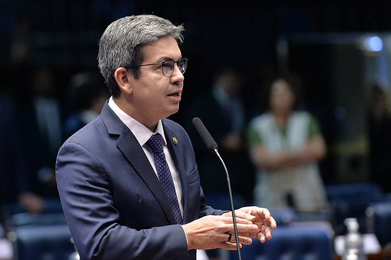 Projeto de Randolfe garante bagagem gratuita em voos comerciais