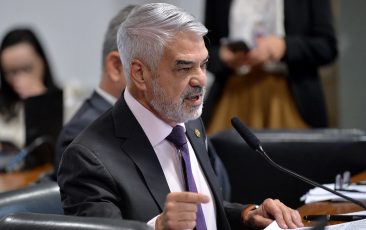 Humberto Costa quer pena maior para crime de maus-tratos aos animais