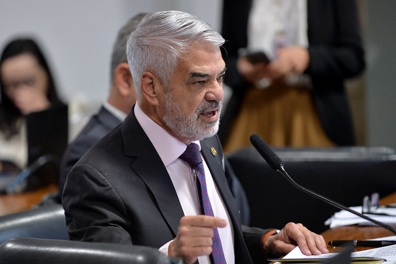 Humberto Costa quer pena maior para crime de maus-tratos aos animais