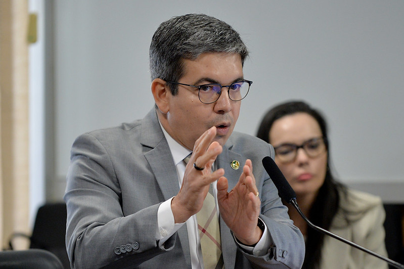 Projeto de Randolfe destina 20% de royalties do petróleo para a preservação da Amazônia