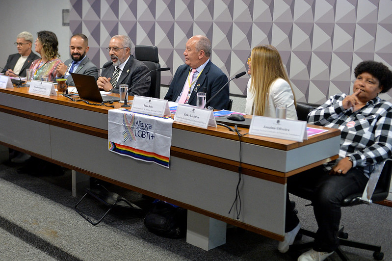 Debatedores pedem respeito a direitos humanos e das pessoas LGBTQIA+