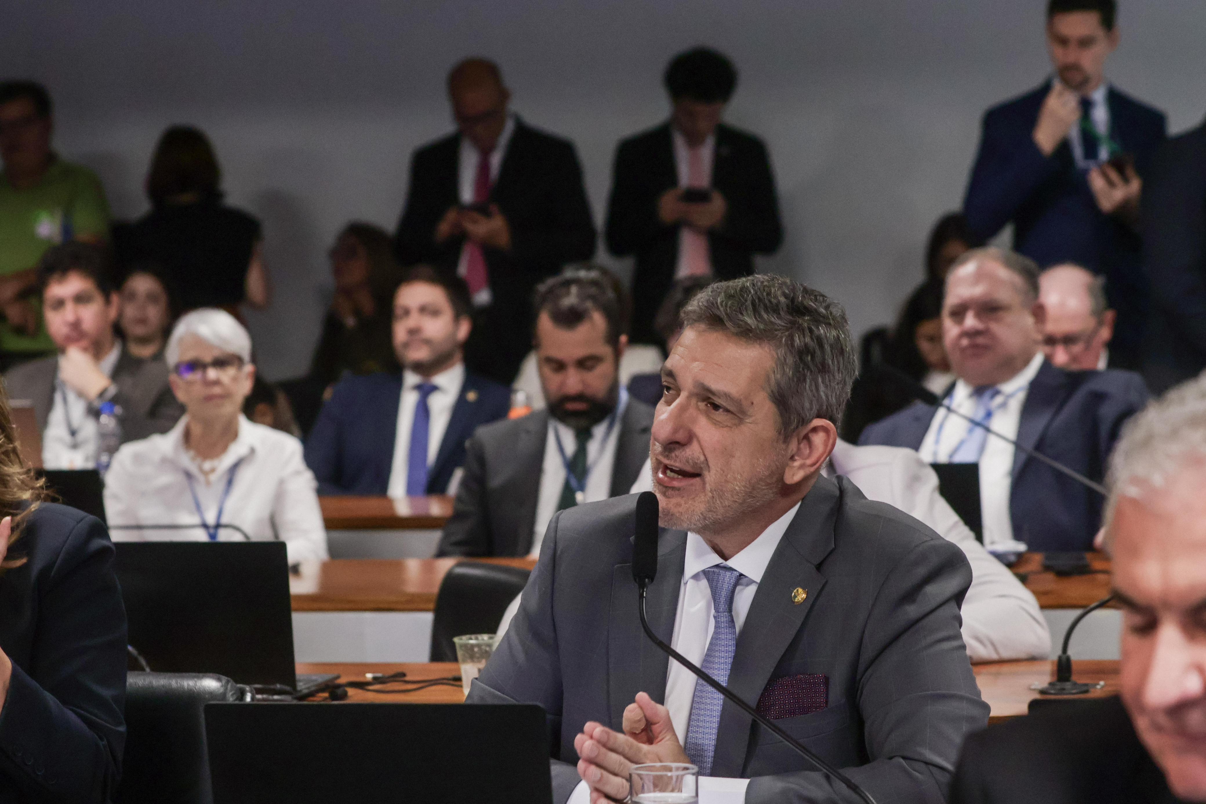 Com voto contrário do PT, comissão aprova projeto que pode dificultar formação médica