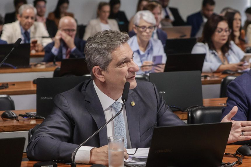 Senador Rogério apresenta relatórios para modernizar conectividade, digitalização do Estado, segurança financeira e incentivar inovação no ensino médio público