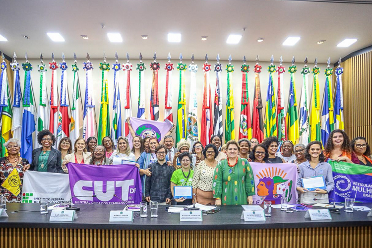 Governo Lula lança ‘Brasil que Cuida’, com foco em sobrecarga doméstica