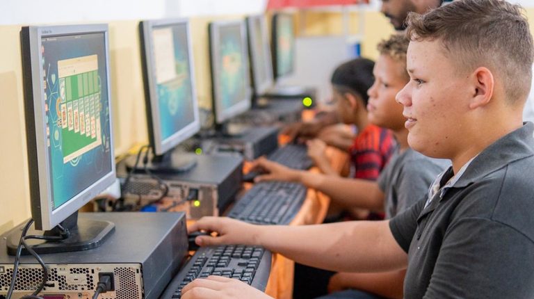 Escolas Conectadas se aproxima da meta de universalização com internet em 68,4% das instituições