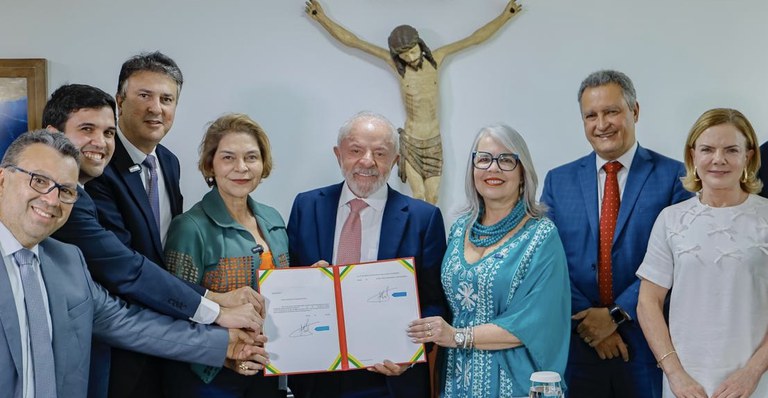 Senadores celebram aumento do piso dos professores da educação básica