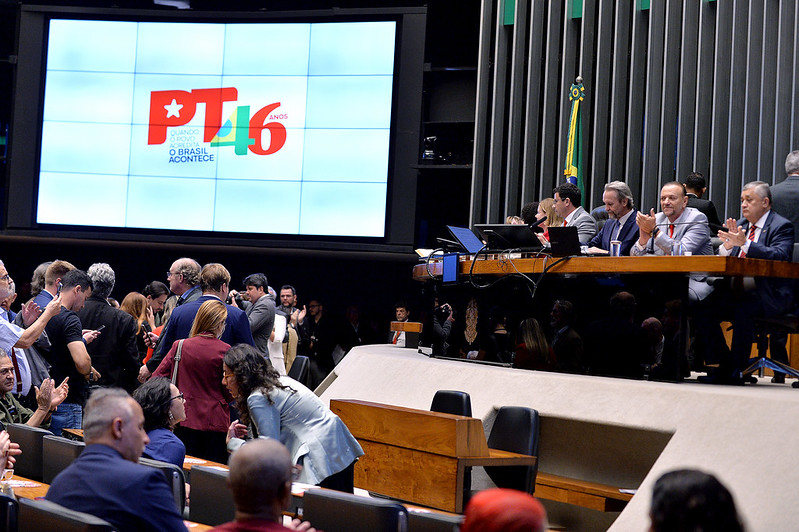 PT celebra 46 anos e reafirma compromissos sociais
