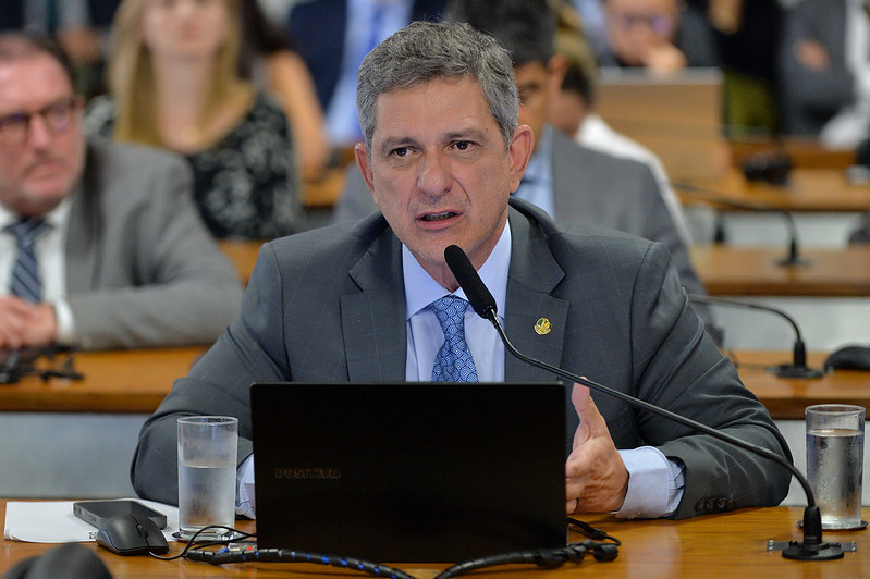 Rogério Carvalho quer mais debates sobre proposta do exame para formando em medicina