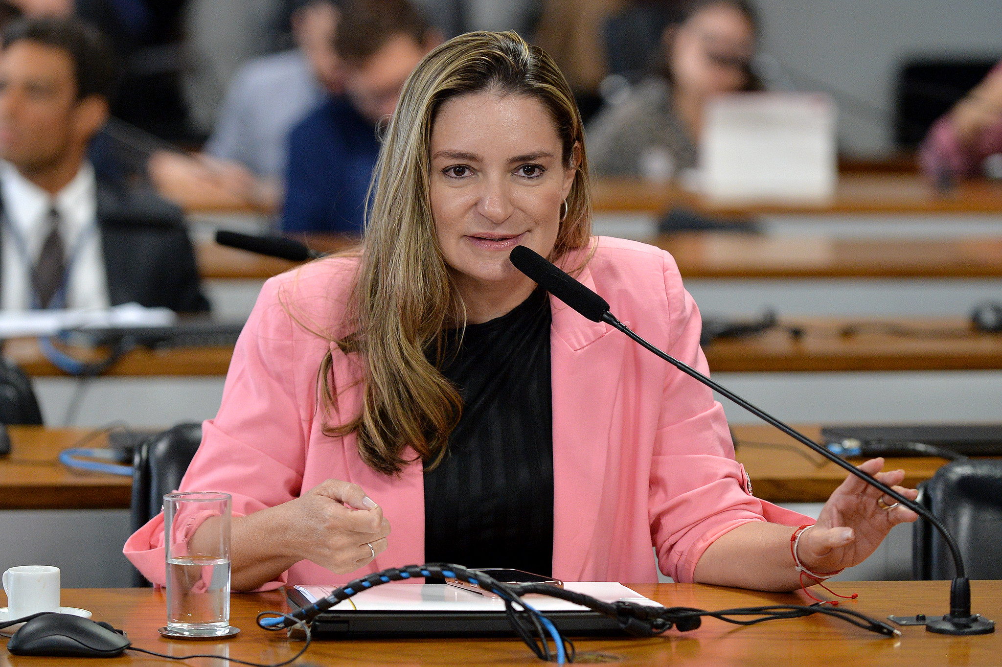 Proposta que garante assento ao lado de mulher para passageiras avança