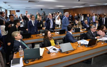 Presidente da CPMI do INSS rasga regimento e frauda votação para blindar responsáveis por esquema