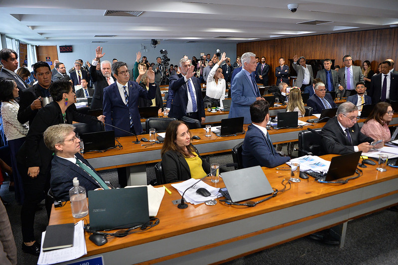 Presidente da CPMI do INSS rasga regimento e frauda votação para blindar responsáveis por esquema