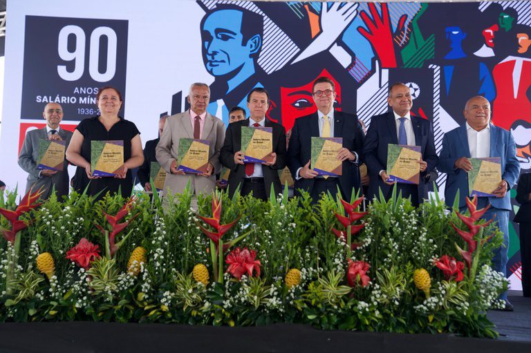 ‘Salário mínimo é símbolo de dignidade, justiça e distribuição de renda’, afirma Luiz Marinho