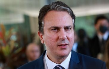 Interação e aprendizagem cresceram com restrição a celulares, diz ministro