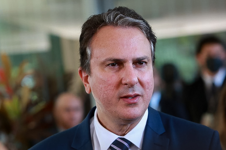 Interação e aprendizagem cresceram com restrição a celulares, diz ministro