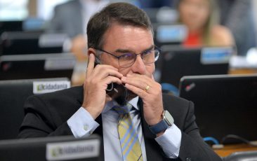 Relatório da Maioria cita Flávio Bolsonaro como suspeito de movimentar dinheiro de fraudes no INSS
