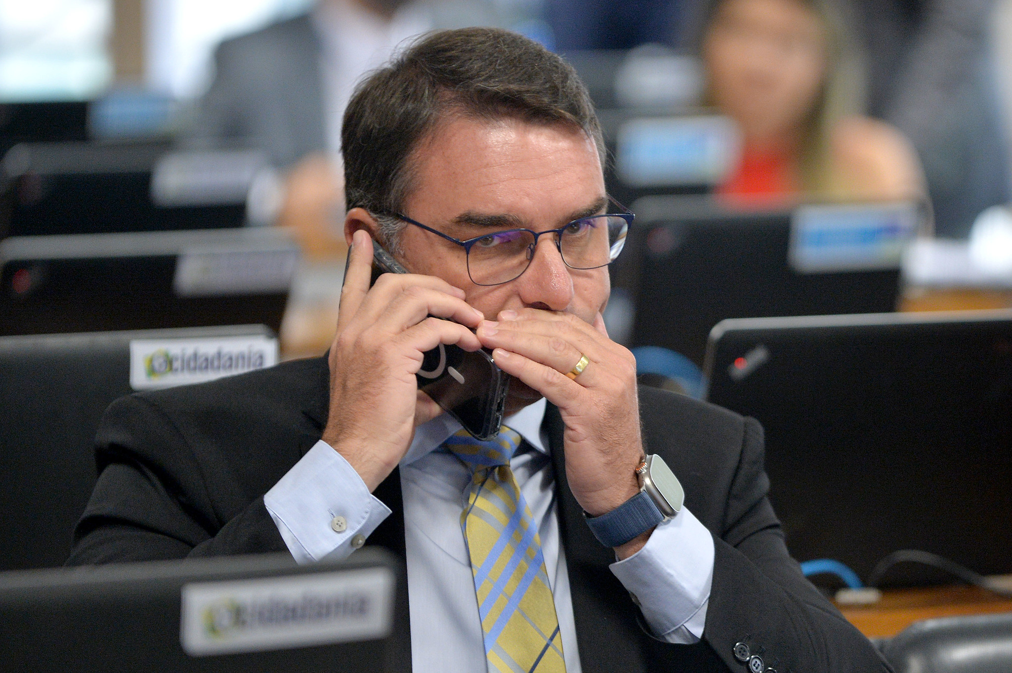 Relatório da Maioria cita Flávio Bolsonaro como suspeito de movimentar dinheiro de fraudes no INSS