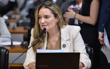 Com relatório de Augusta Brito, Senado aprova regulamentação da profissão de cuidador de pessoas