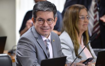 Randolfe comemora aprovação de transposição para servidores dos ex-territórios