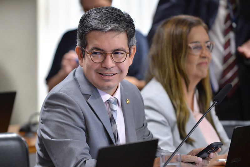 Randolfe comemora aprovação de transposição para servidores dos ex-territórios