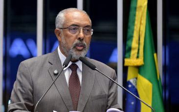 Paim defende redução da jornada de trabalho e fim da escala 6×1
