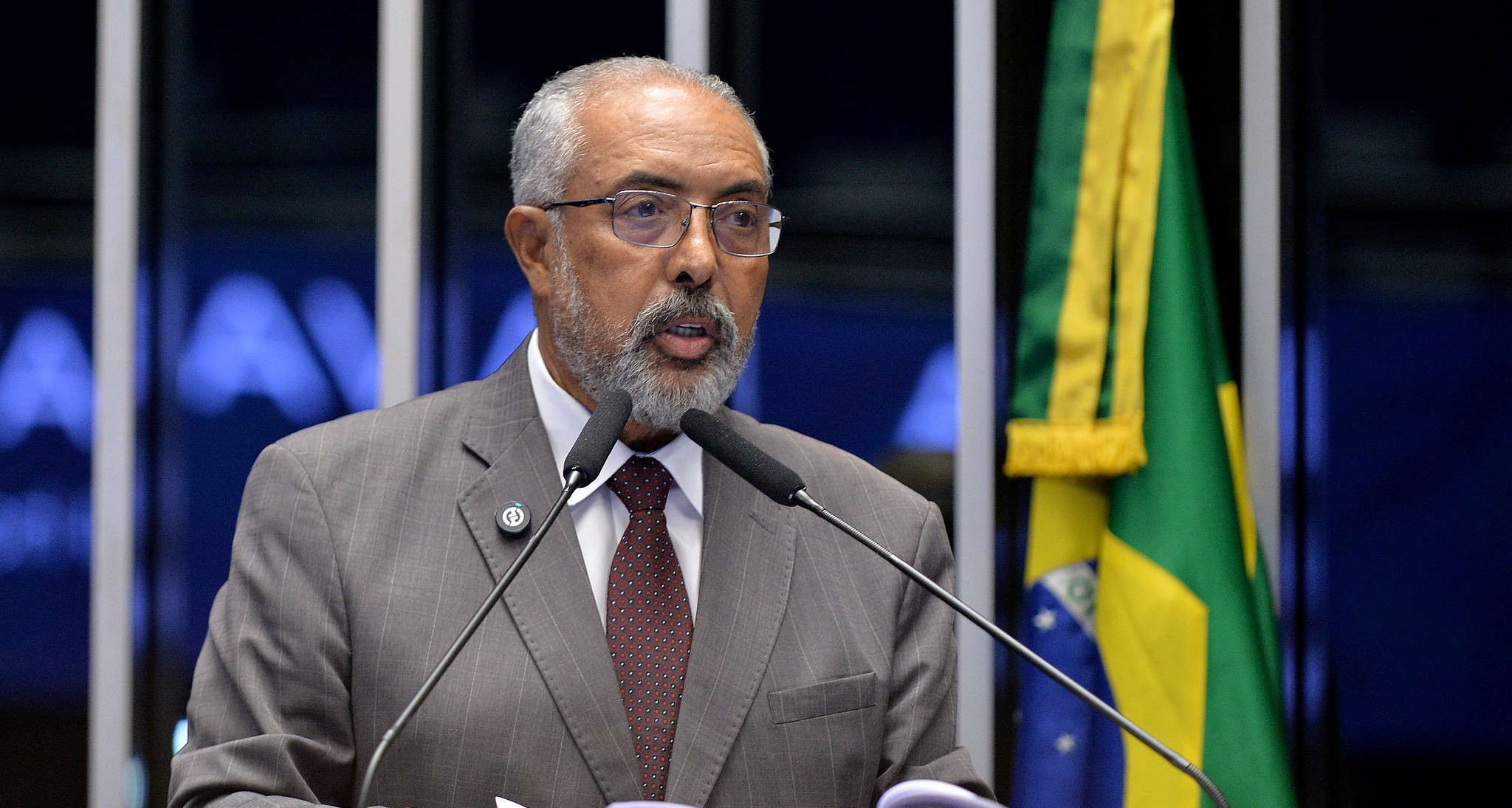 Paim defende redução da jornada de trabalho e fim da escala 6×1