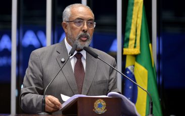 Paim defende redução da jornada de trabalho e fim da escala 6×1