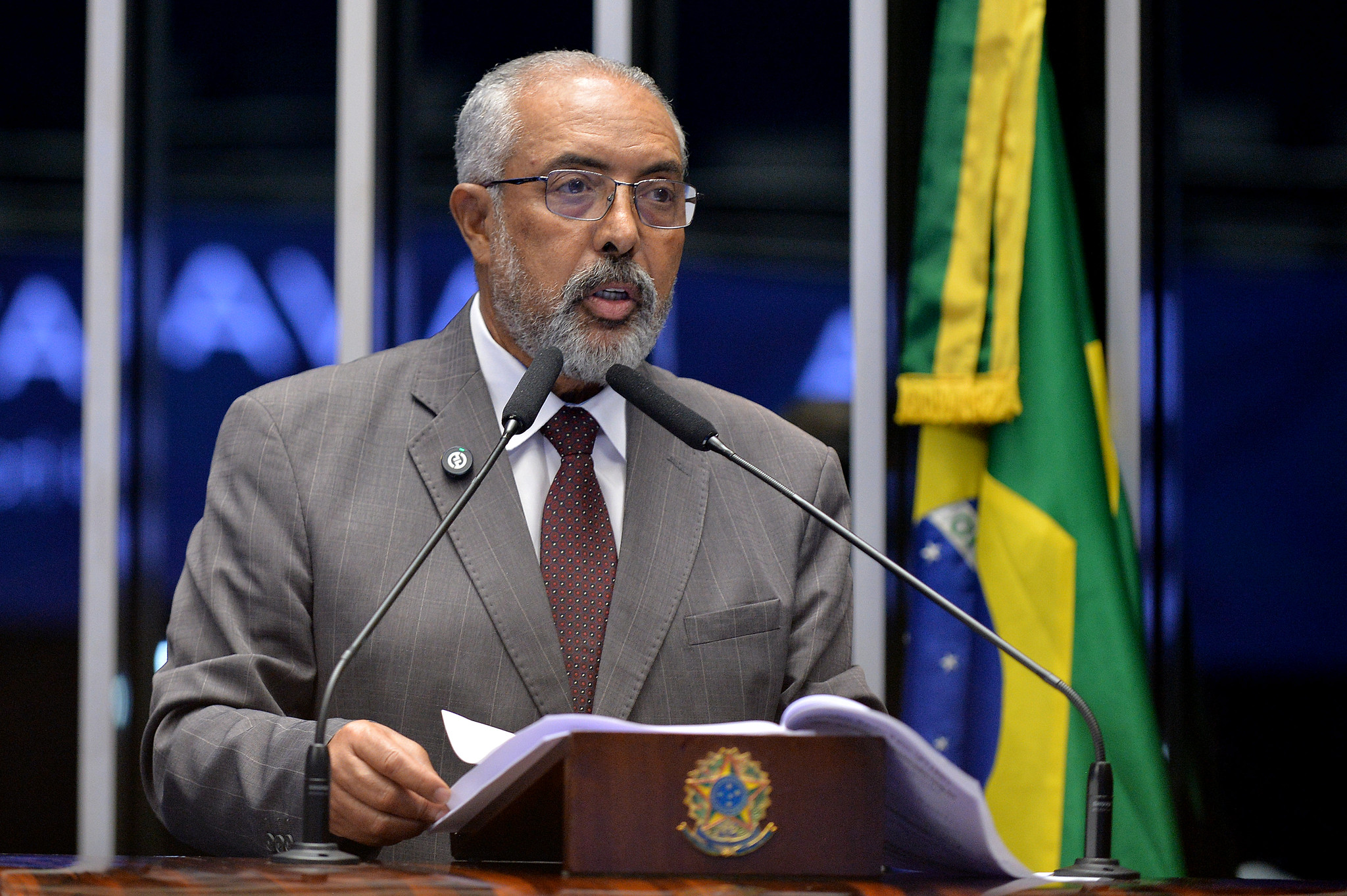 Paim defende redução da jornada de trabalho e fim da escala 6×1